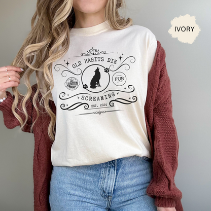 Camiseta de pub con el lema "Los viejos hábitos mueren gritando"