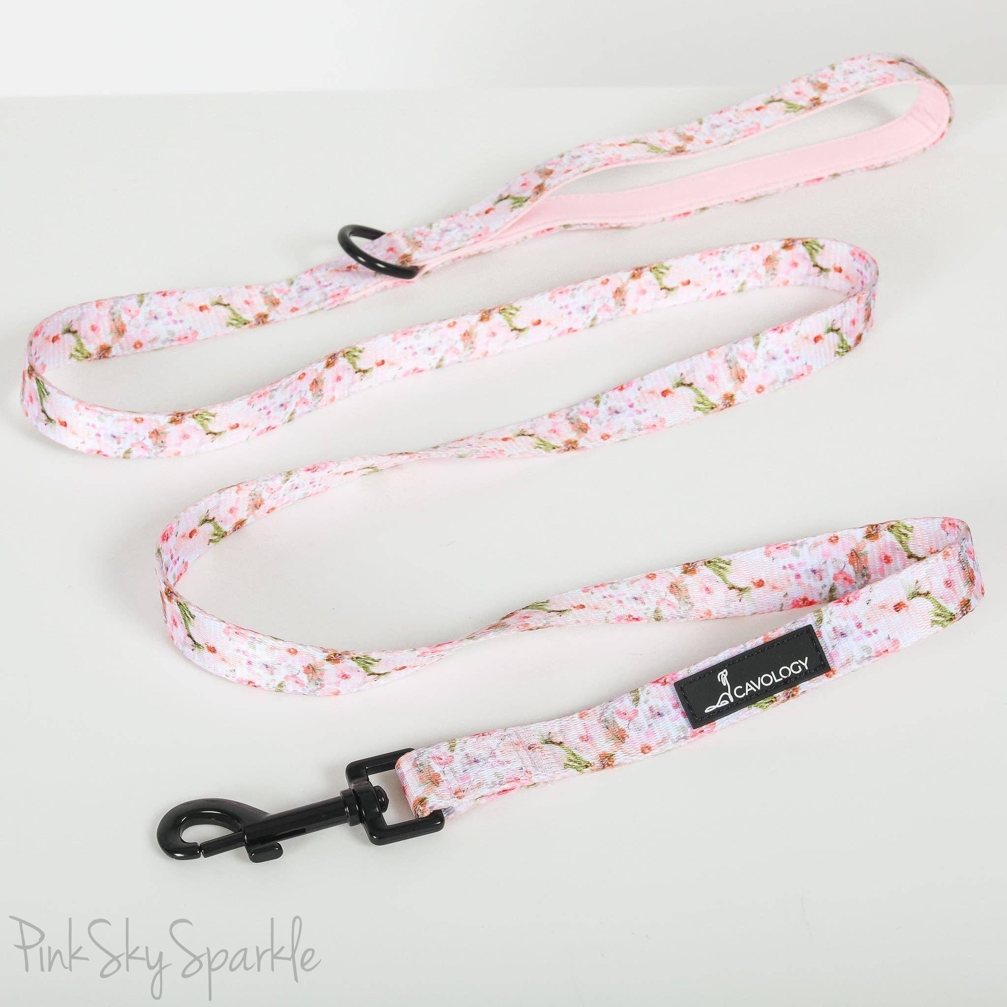 Pink floral dog leash by Cavology, featuring a stylish and durable design. Pet leash with a charming flower pattern, perfect for daily walks. High-quality, fashionable dog accessory for small and large breeds.